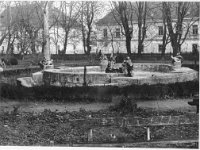 Fontana u petrinjskom parku, rad kipara Lovre Findrika, postavljena 1953. godine. Oko parka se vidi drvena ograda